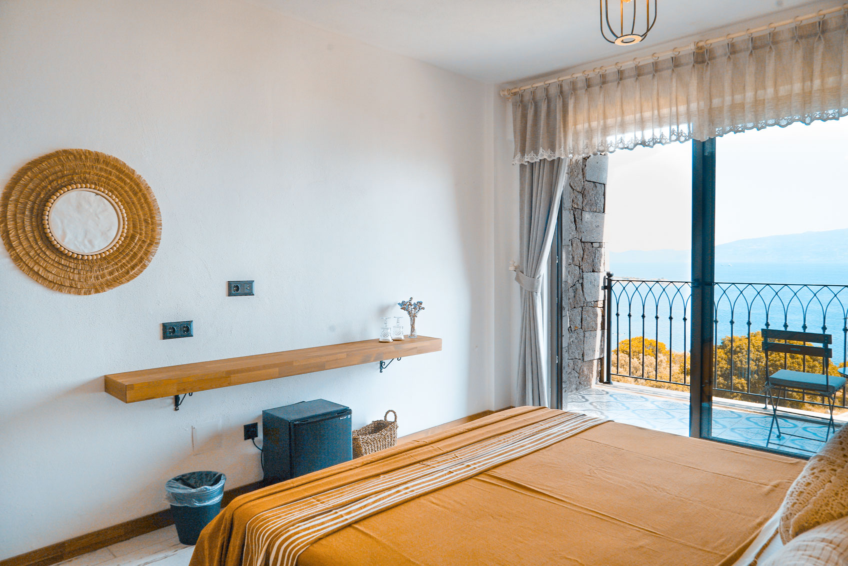 Deluxe Deniz Manzaralı Balkonlu Oda