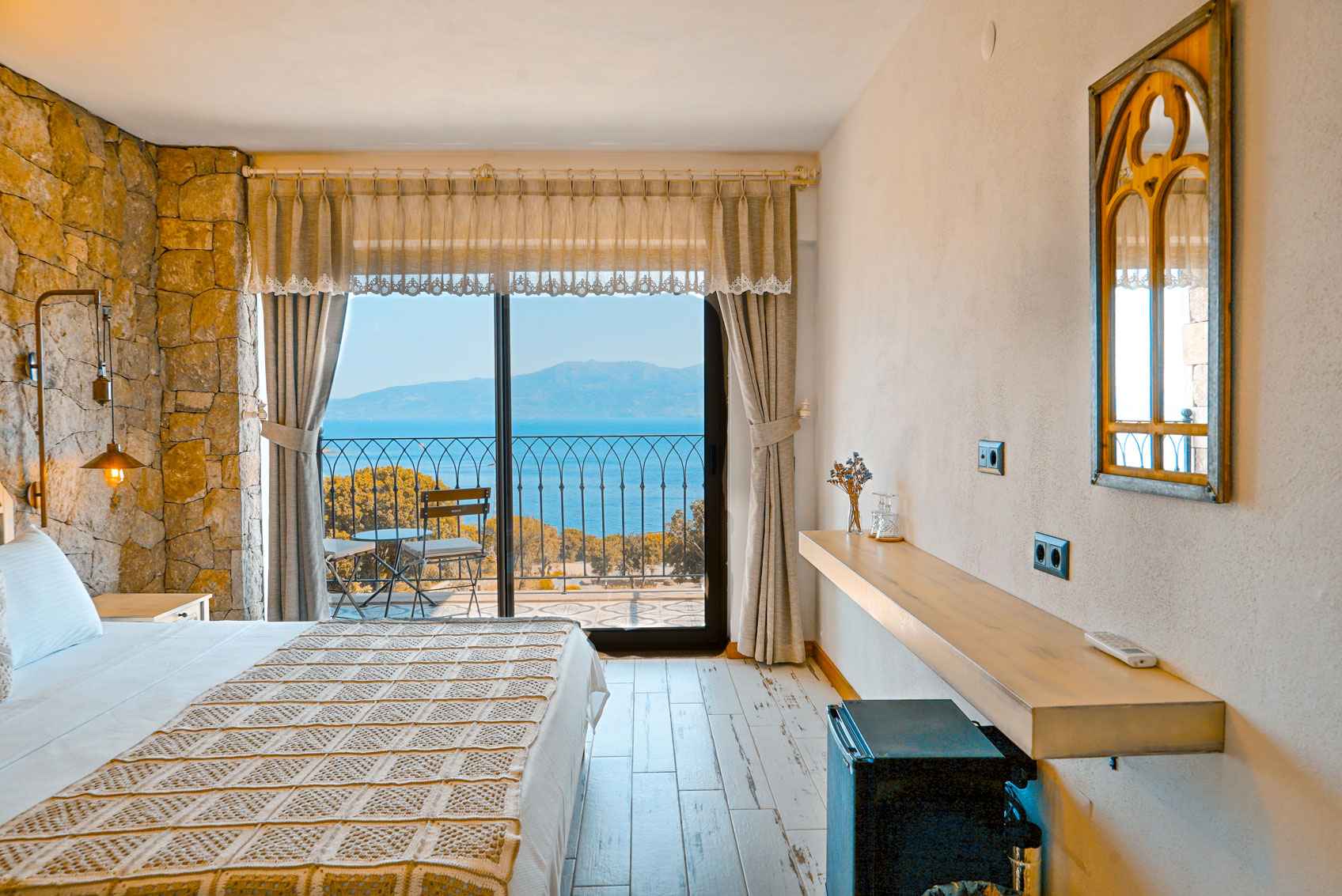 Deluxe Deniz Manzaralı Balkonlu Oda