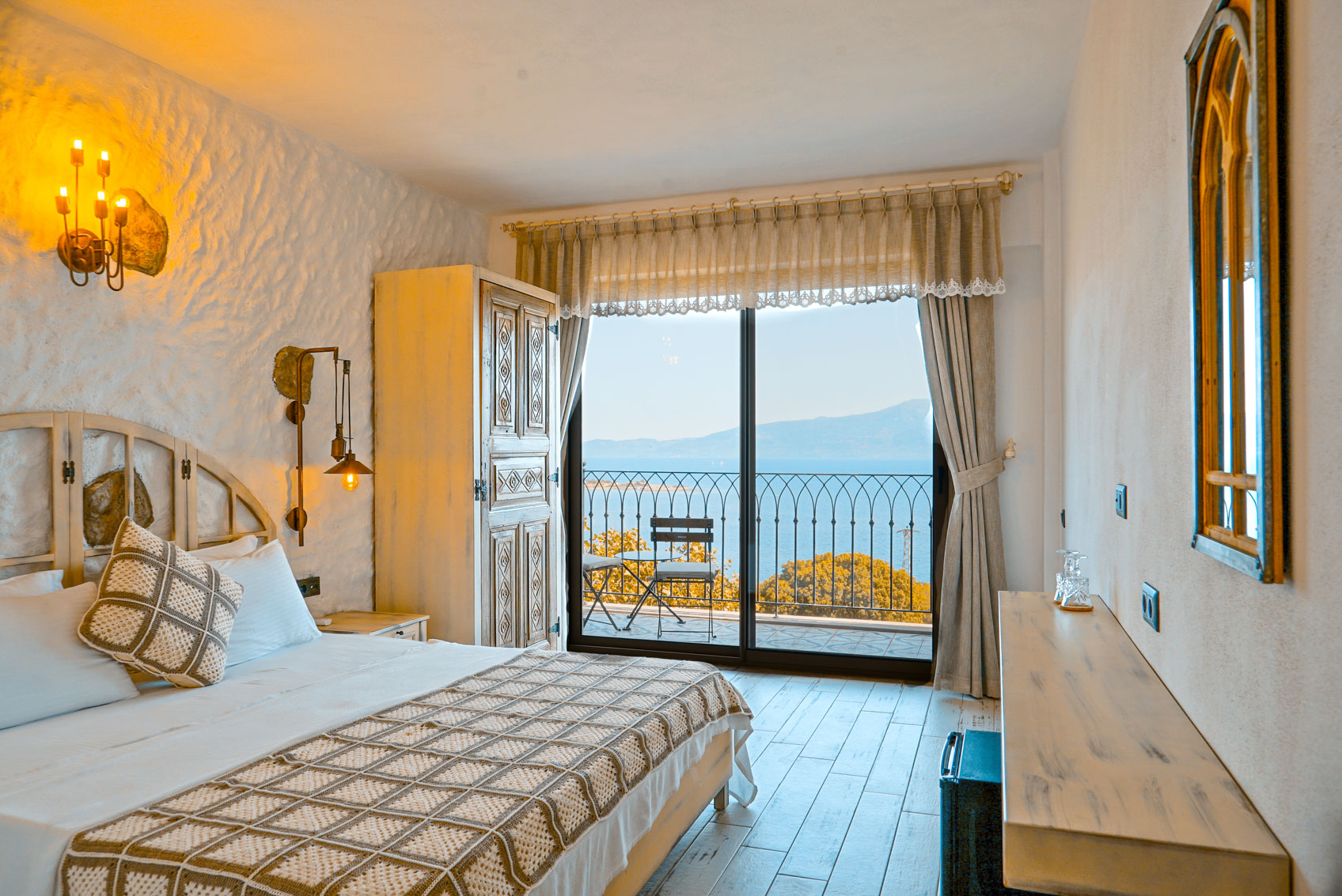 Deluxe Deniz Manzaralı Balkonlu Oda